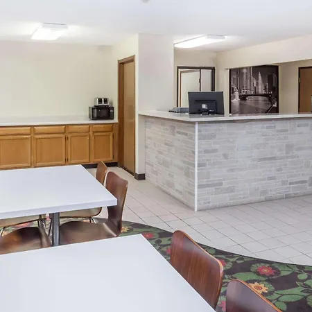 Super 8 By Wyndham Pekin/Peoria Area-3