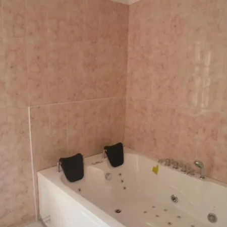 Magnifique Chambre Immense Terrasse Spa Jacuzzi Prive-2