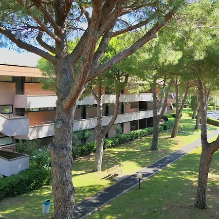 Apartment 3 Beds In Residence With Swimming-Pool Bed And Bath Linen Included-2
