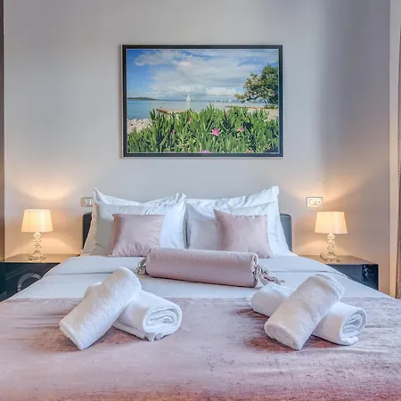 Starlight Luxury Rooms-3