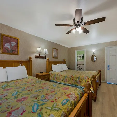 Carmel Inn & Suites-3