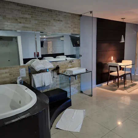 Status Motel Perimetral Adults Only-3