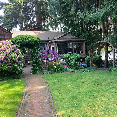Cottage Lake Bed And Breakfast-3