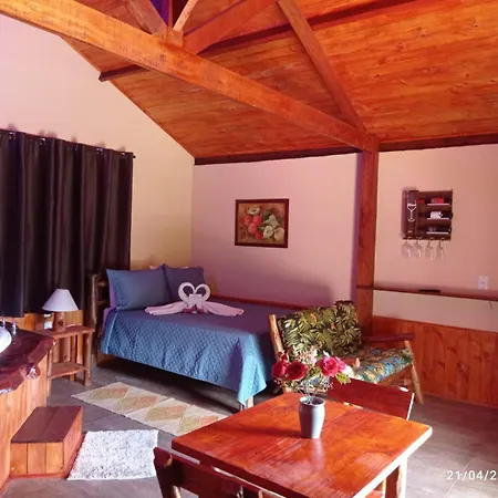 Chalés românticos com hidromassagem e lareira Pousada Bela Helena-3