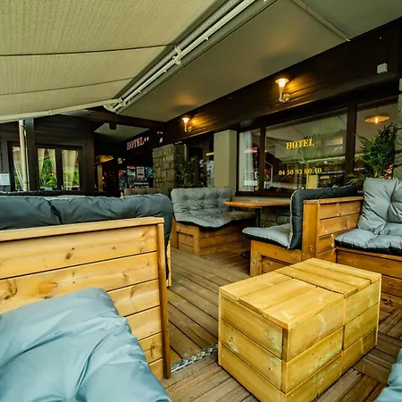 Hotel La Chaumière Garage Moto gratuit À 150 m de la gare SNCF et TMB-3