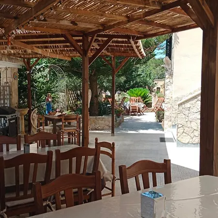 Alloggio In Villa Cristina B&B-2
