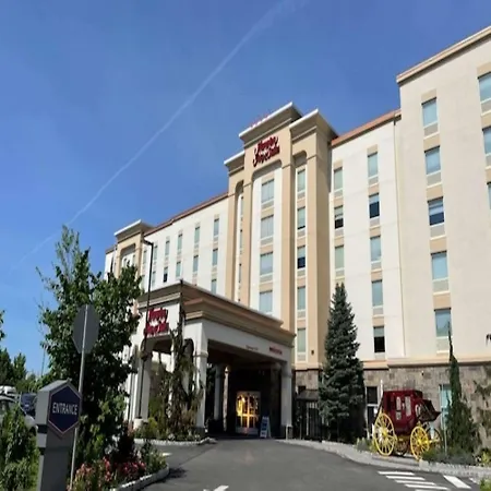 Hampton Inn & Suites Staten Island-2
