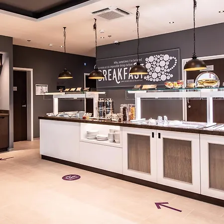 Premier Inn Stuttgart City Centre-2