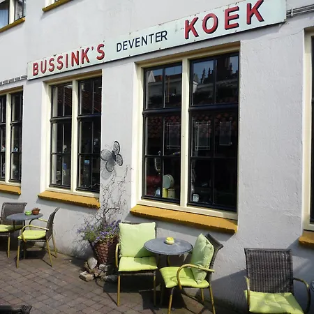 Hotel Hanzestadslogement De Leeuw in het centrum, Snoepwinkel, Hanzemuseum, Koffieschenkerij met Binnenplaats, Kamers met keukentje en Ontbijtservice-2