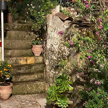 Caieta: la casa nella roccia-3
