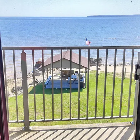 Americinn By Wyndham Saint Ignace Lakefront-3