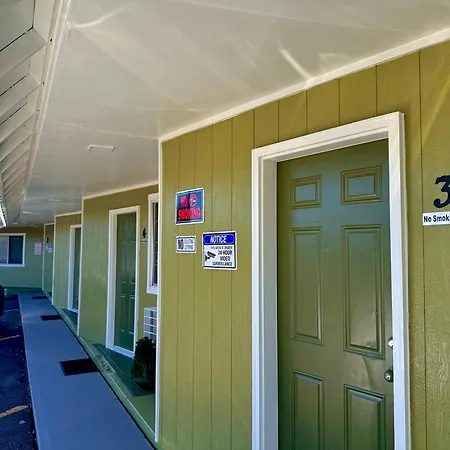 Chalet Motel - Affordable Stay In Central Bend-3