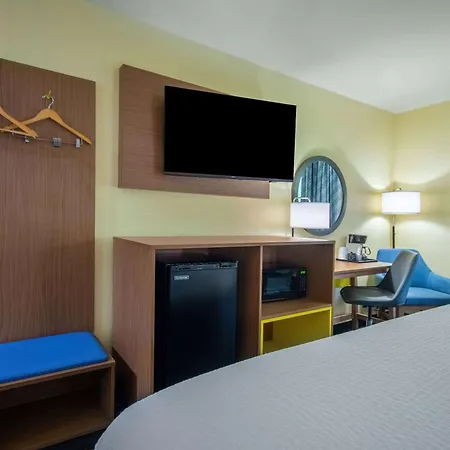 Days Inn & Suites By Wyndham Waterloo-2
