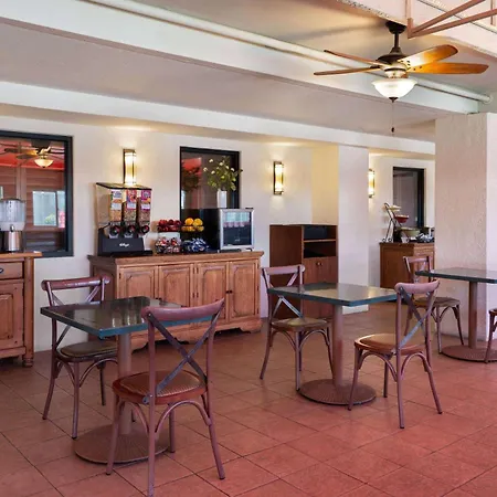 Ramada By Wyndham Tucson-3