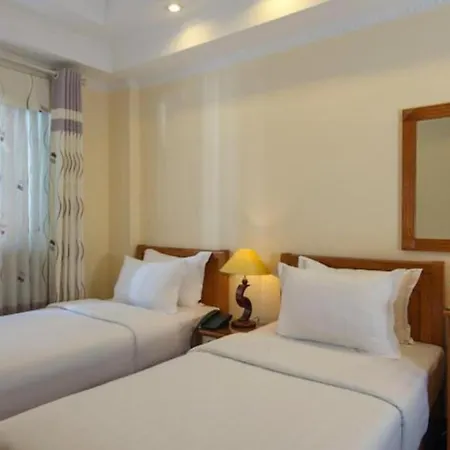 Lucky 3 Hotel & Travel-3