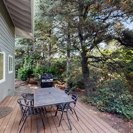 Cozy Cannon Beach Condo-2