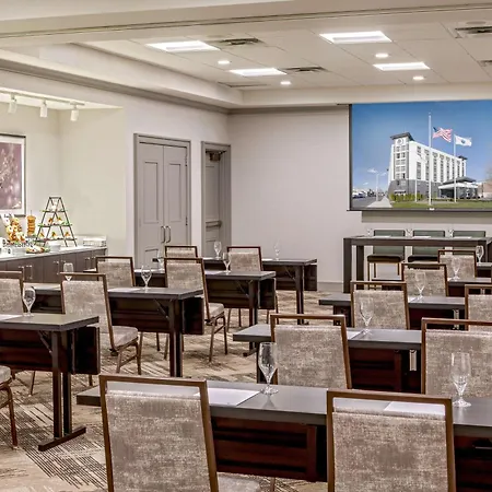 Doubletree By Hilton Boston Logan Airport Chelsea-2