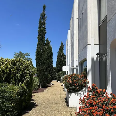 Kyriad Martigues Sud-3