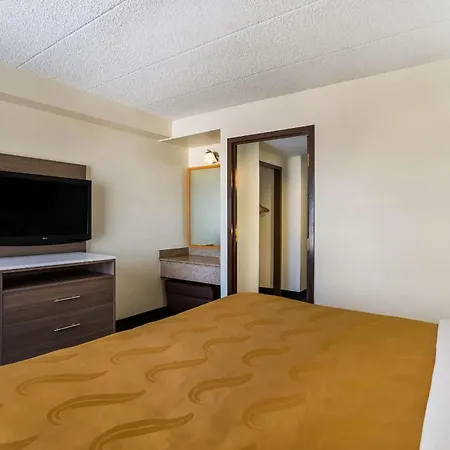 Quality Suites Milwaukee Airport-2