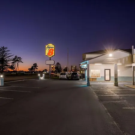 Super 8 By Wyndham Crescent City-3