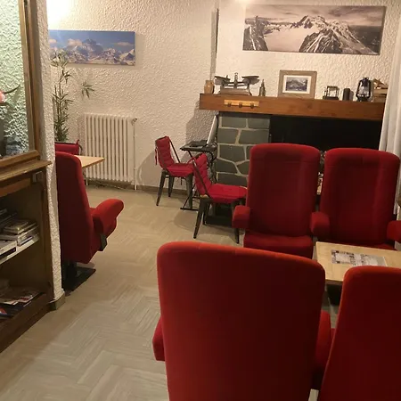 Hotel La Chaumière Garage Moto gratuit À 150 m de la gare SNCF et TMB-2
