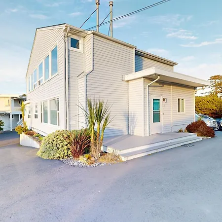 Cozy Ocean-View Condo Near Beach & Coastal Events-2