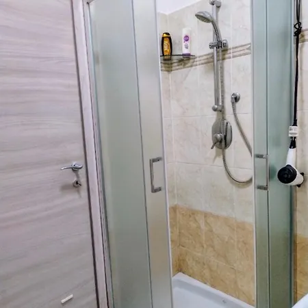 Camera privata nell'appartamento in zona residenziale con 2 piscine-3