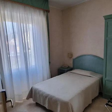 Hotel Riviera 3 Stelle con piscina estiva gratuita e garage a pagamento-3