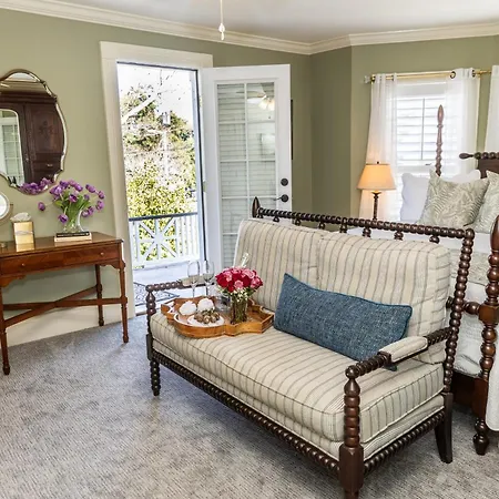 White Doe Inn Bed & Breakfast-3