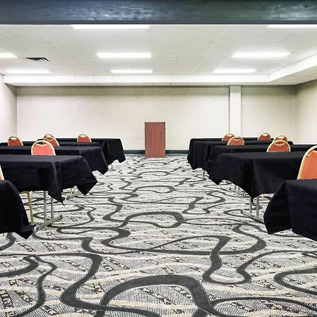 Days Inn & Suites By Wyndham Wausau-3