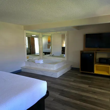 Days Inn And Suites By Wyndham Port Huron-2