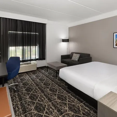 La Quinta Inn & Suites By Wyndham Houston Bush Iah South-3