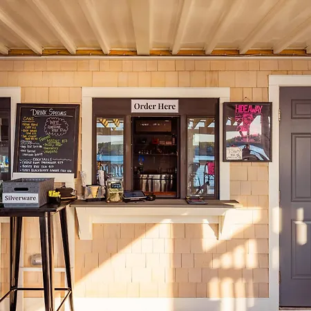 Bearskin Neck Motor Lodge-2
