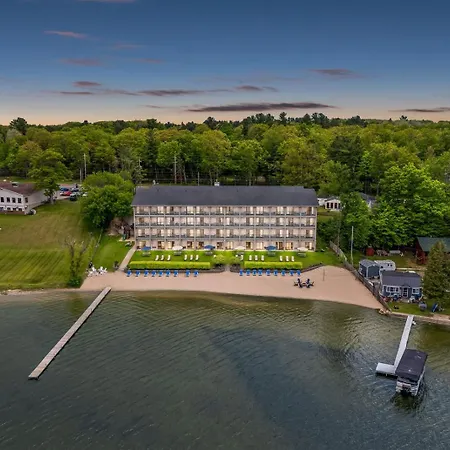 Beachfront Hotel Houghton Lake-3