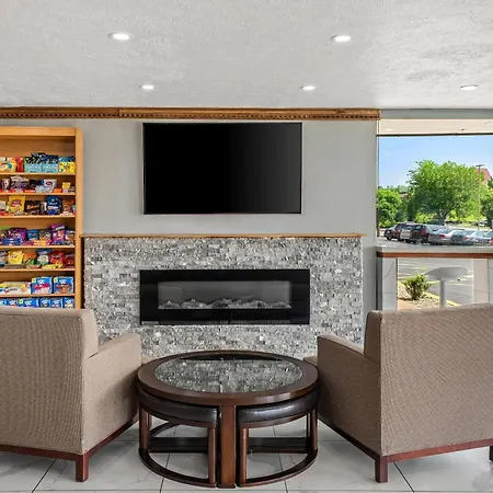 Travelodge By Wyndham Bloomington-3