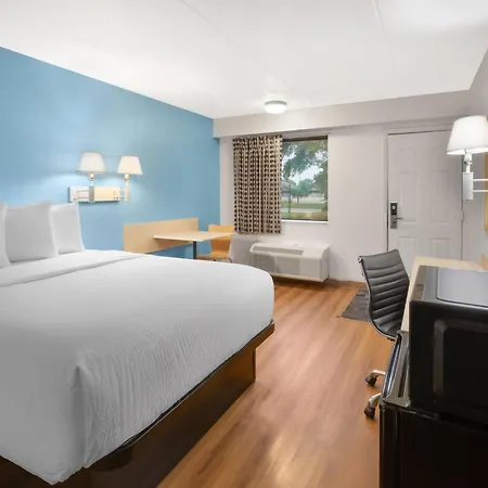 Travelodge By Wyndham Madison Heights Mi-2