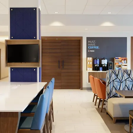Holiday Inn Express Dallas Market Center By Ihg-3
