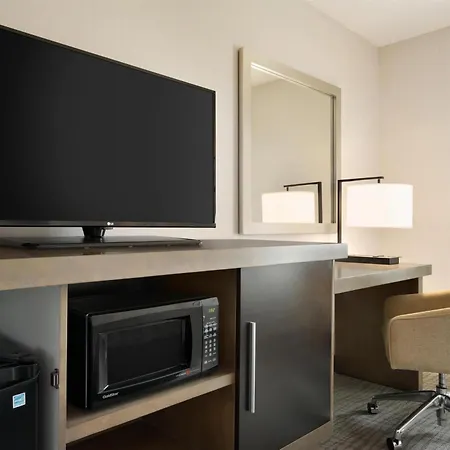 Hampton Inn & Suites Middletown-2