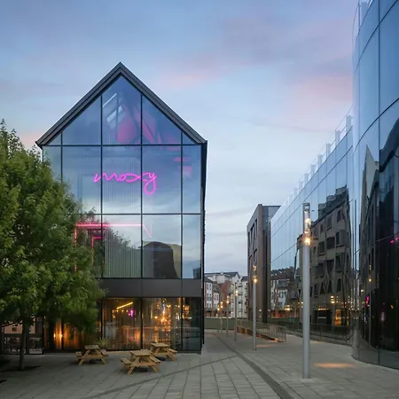 Moxy York-2