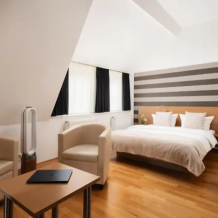 Hotel CampusZwei Komfortable Doppelzimmer&Apartments mit Küche Zentral in Ludwigsburg ideal für Business&Langzeitaufenthalte 24h Check in Kinder bis 14 Jahre übernachten kostenlos-3