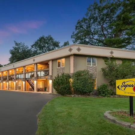 Super 8 By Wyndham Traverse City-3