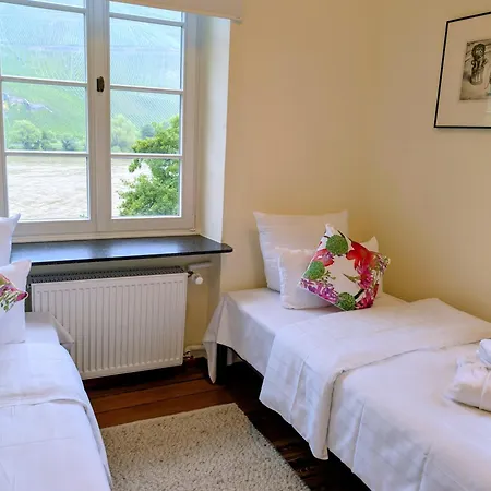 Wein- und Landhaus S A Prüm-3