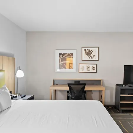 Greentree Inn & Suites Phoenix Sky Harbor-2