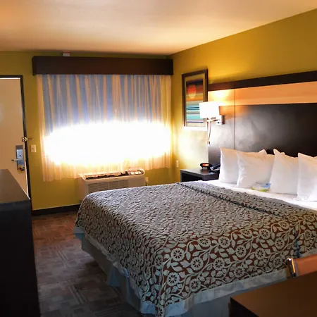 Days Inn By Wyndham Carlsbad-3