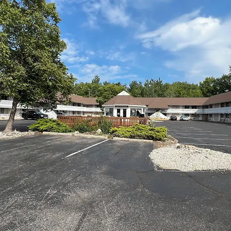Travelodge By Wyndham Mackinaw City-2