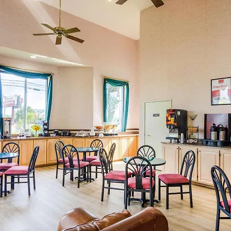 Econo Lodge Inn & Suites Gulfport Airport-3