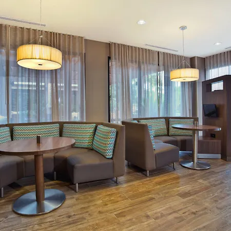 Courtyard By Marriott Gulfport Beachfront-2