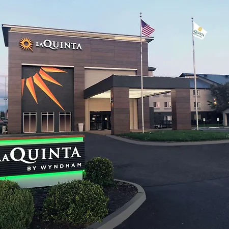 La Quinta Inn & Suites By Wyndham Springfield-3