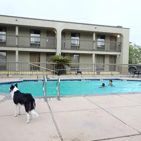 Days Inn By Wyndham Victoria Tx East-2