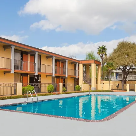 Days Inn By Wyndham Uvalde-2